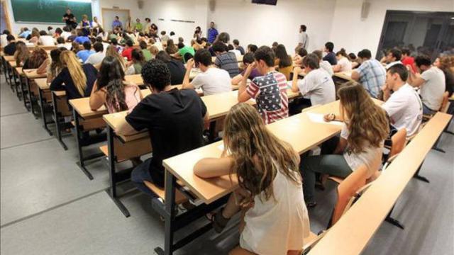 Alumnos realizando la Selectividad.