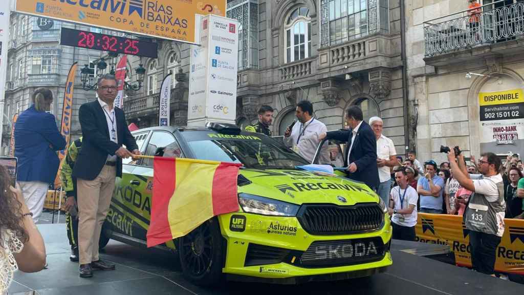 Salida de Cohete Suárez en el Rallye Rías Baixas en Vigo.