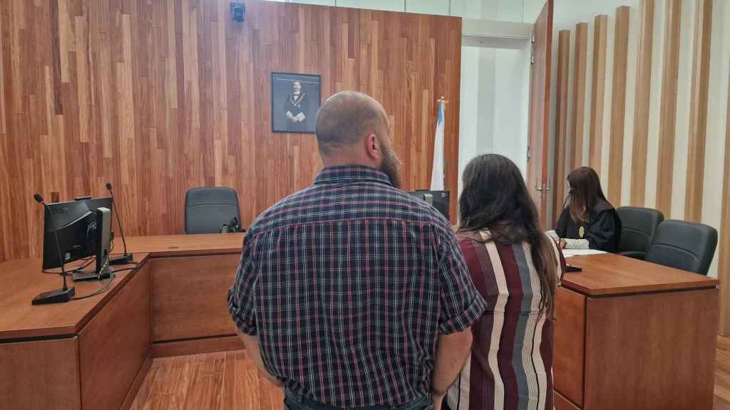 Los padres de las niñas declaran en el juzgado.