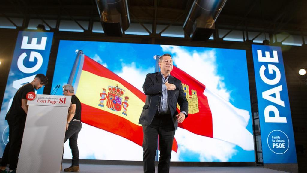 García-Page subiendo al escenario de la Hípica de Cuenca.