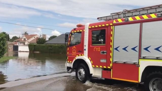 Los bomberos de la Comunidad de Madrid durante una intervención por la lluvia.