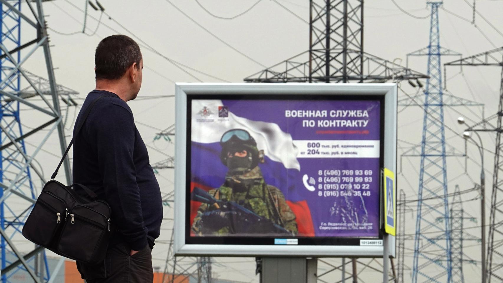 Anuncio de reclutamiento del ejército ruso en las afueras de Moscú.