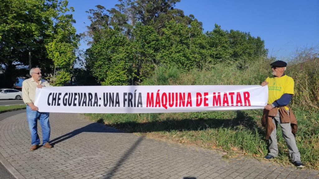 Dos manifestantes de Vox sujetan una pancarta contra el Che Guevara