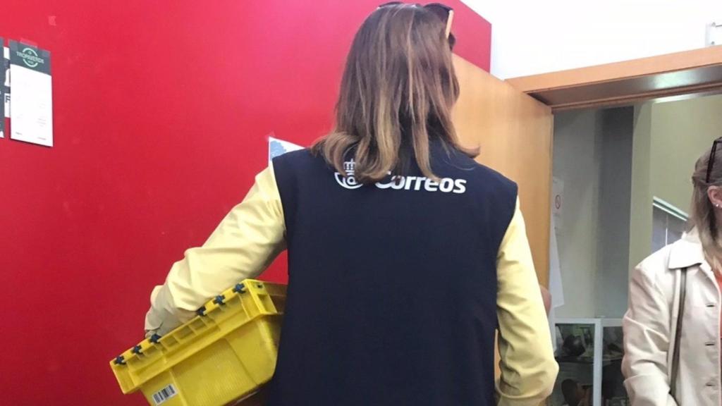 Foto de archivo de una trabajadora de Correos llevando el voto en Galicia.