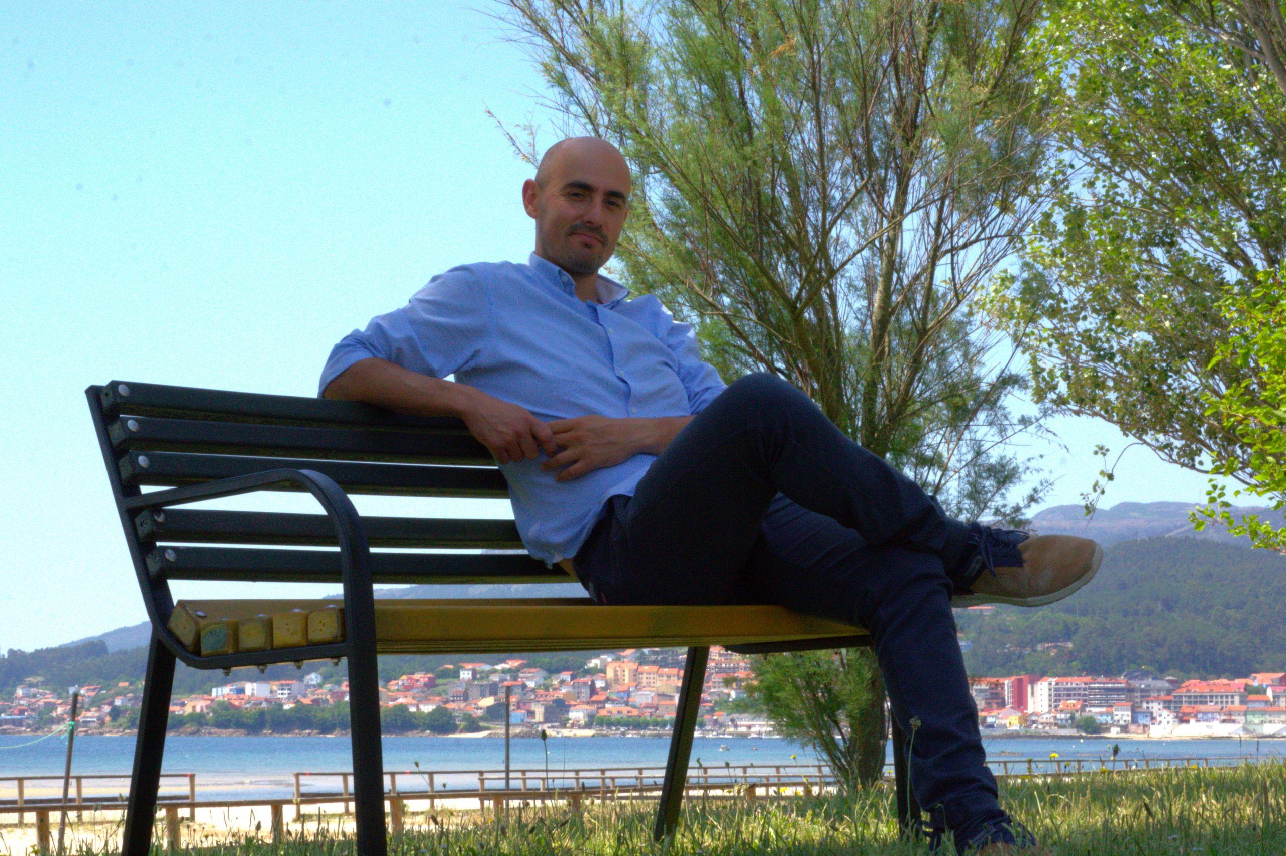 Rodrigo Eiras en uno de los bancos de Netcycle (Cedida).