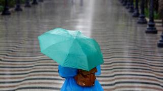 Una persona con un paraguas en la Explanada de España, en Alicante, esta semana.