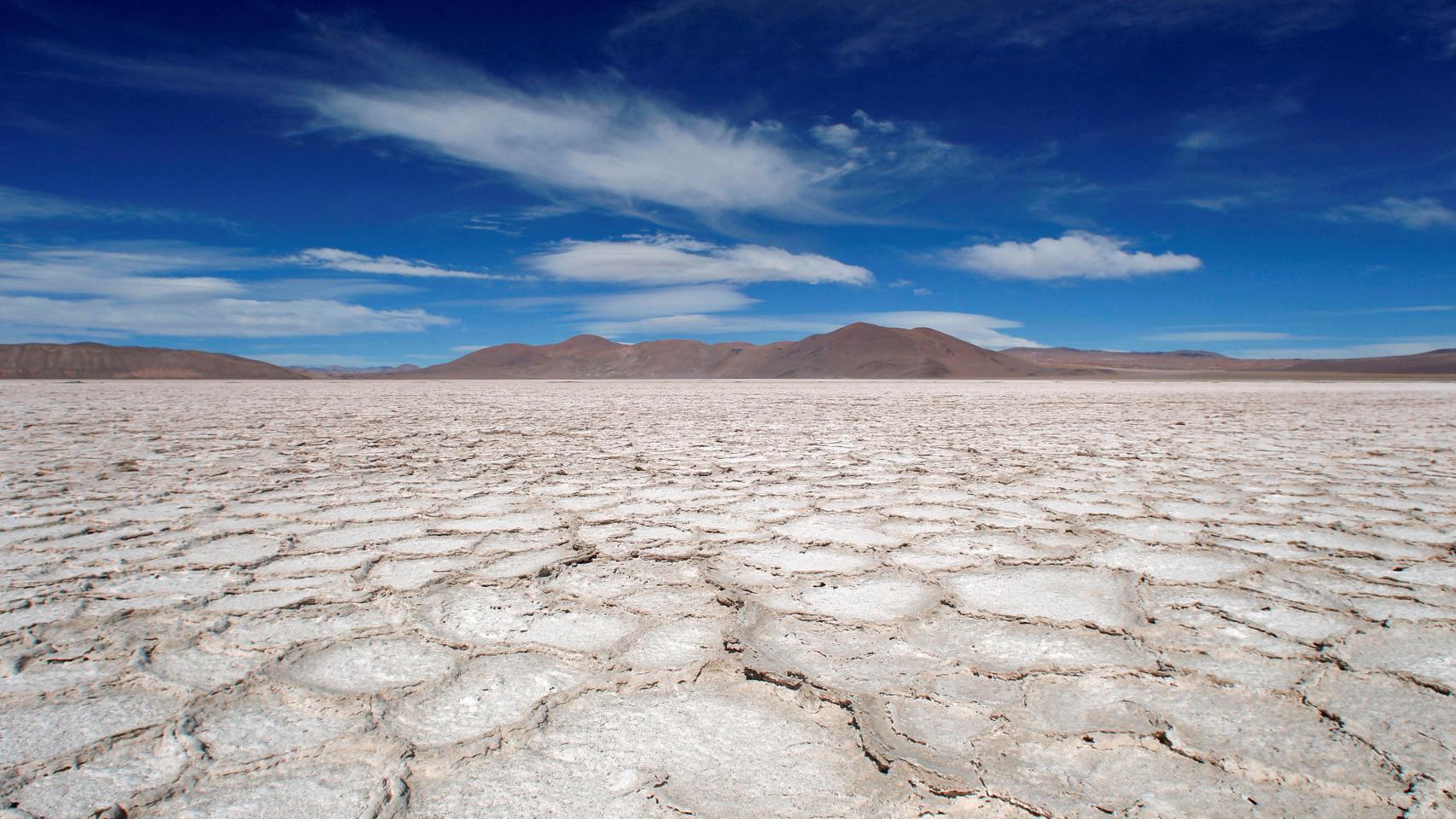 Vista del Salar del Hombre Muerto, una de las minas de litio más grande del mundo, en Catamarca (Argentina).