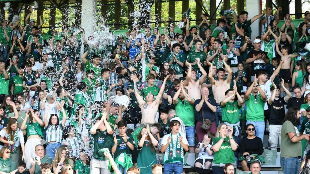 Ambientazo en A Malata para vivir el ascenso.