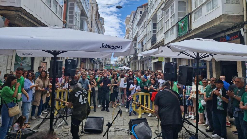 Ferrol llena las calles antes el posible ascenso del Racing.