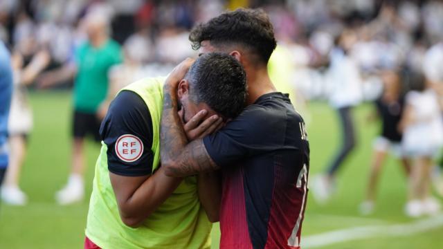 Los jugadores de La Nucía se consuelan tras el descenso, este sábado.