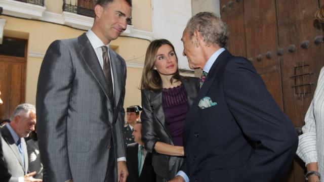 Los reyes Felipe y Letizia, junto a Antonio Gala.
