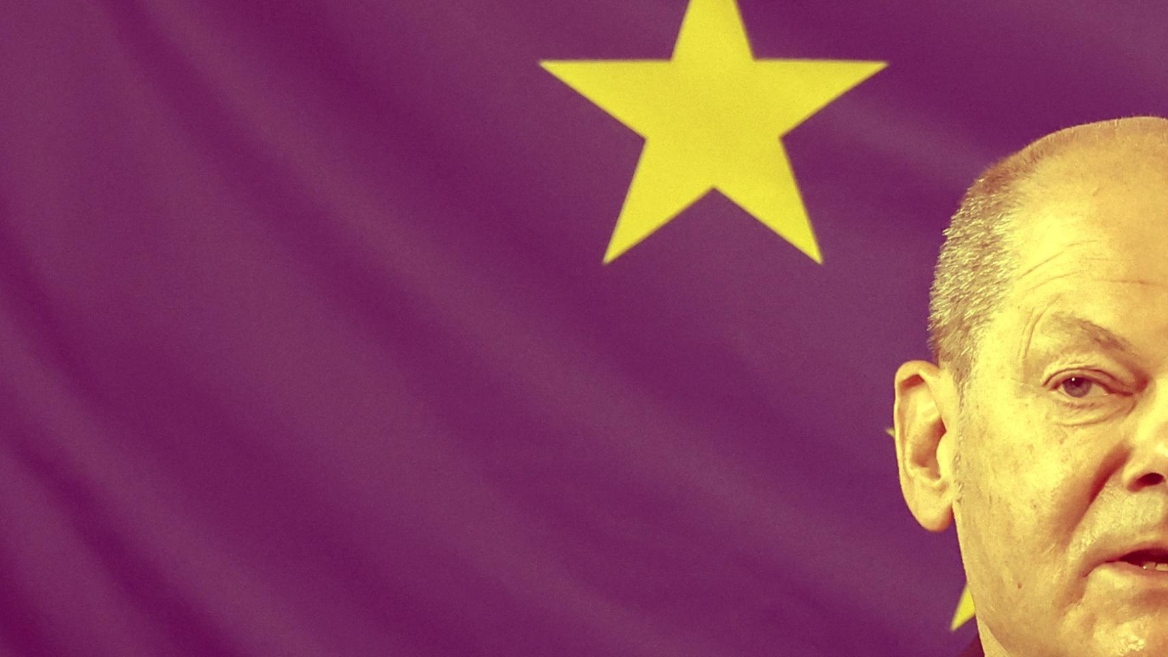 El canciller alemán Olaf Scholz delante de una bandera de la Unión Europea (UE).