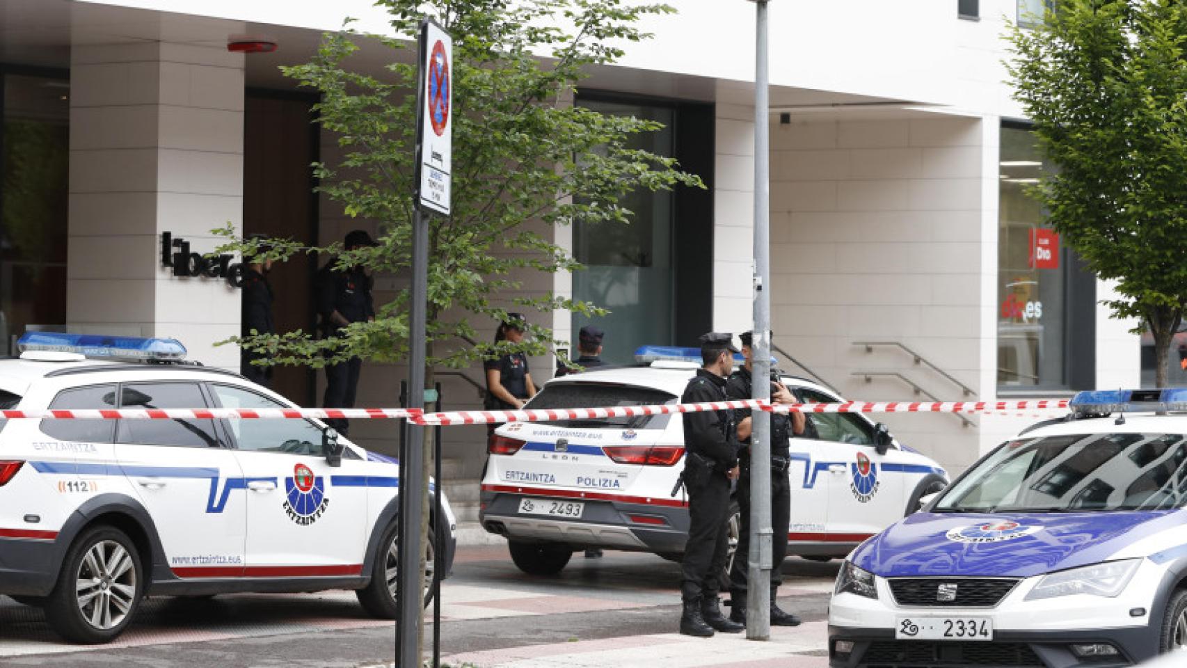 La Ertzaintza vigila el apartahotel de Vitoria donde encontraron muerta a una joven