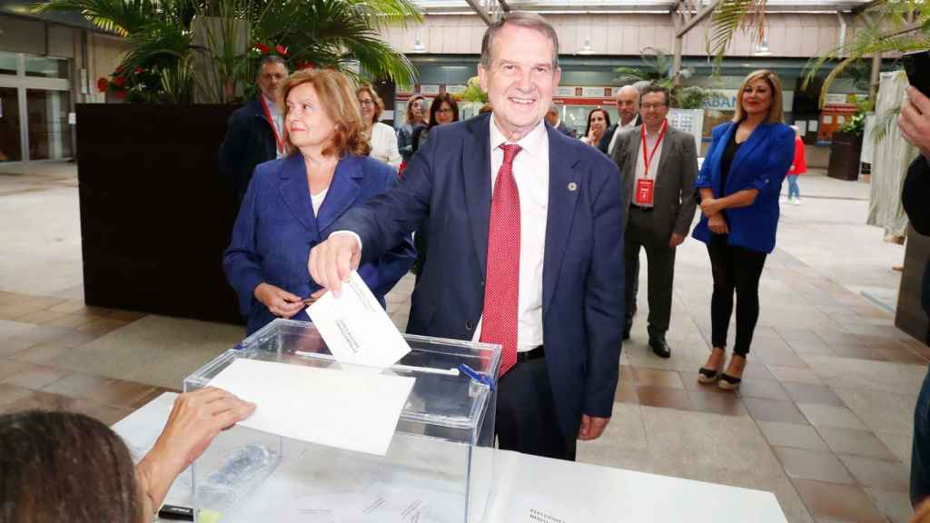 Abel Caballero ejerce su derecho al voto junto a su mujer, Cristina.