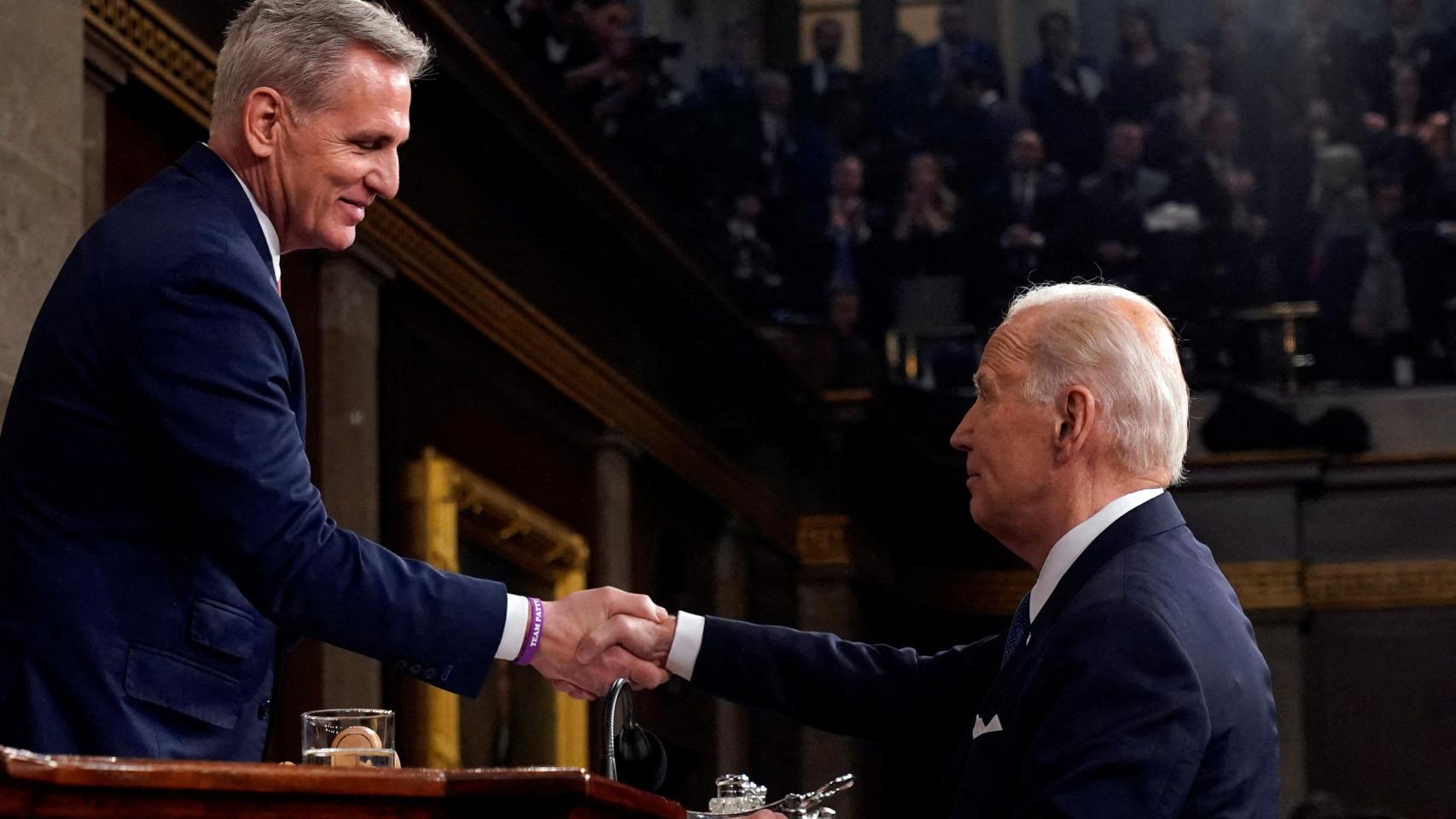 El presidente Joe Biden le da la mano al presidente de la Cámara de Representantes, Kevin McCarthy , de California, después del discurso del Estado de la Unión ante una sesión conjunta del Congreso en el Capitolio, el martes 7 de febrero de 2023.