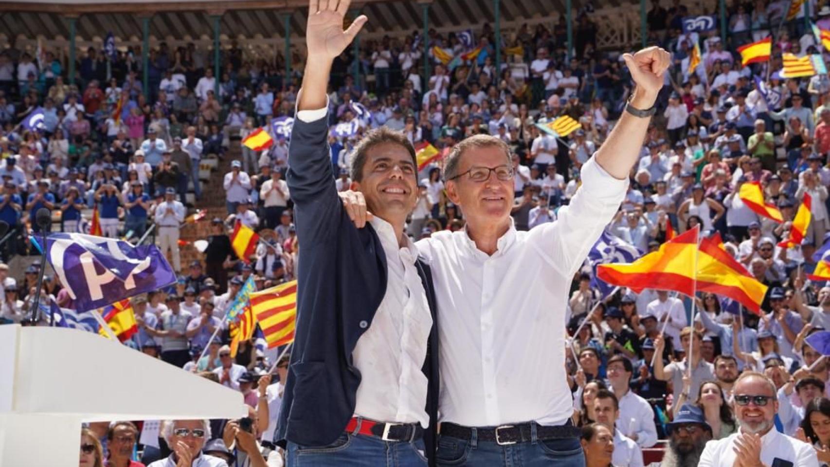 Carlos Mazón y Alberto Núñez Feijóo, hace una semana en el mitin del PP en la Plaza de Toros de Valencia. EE