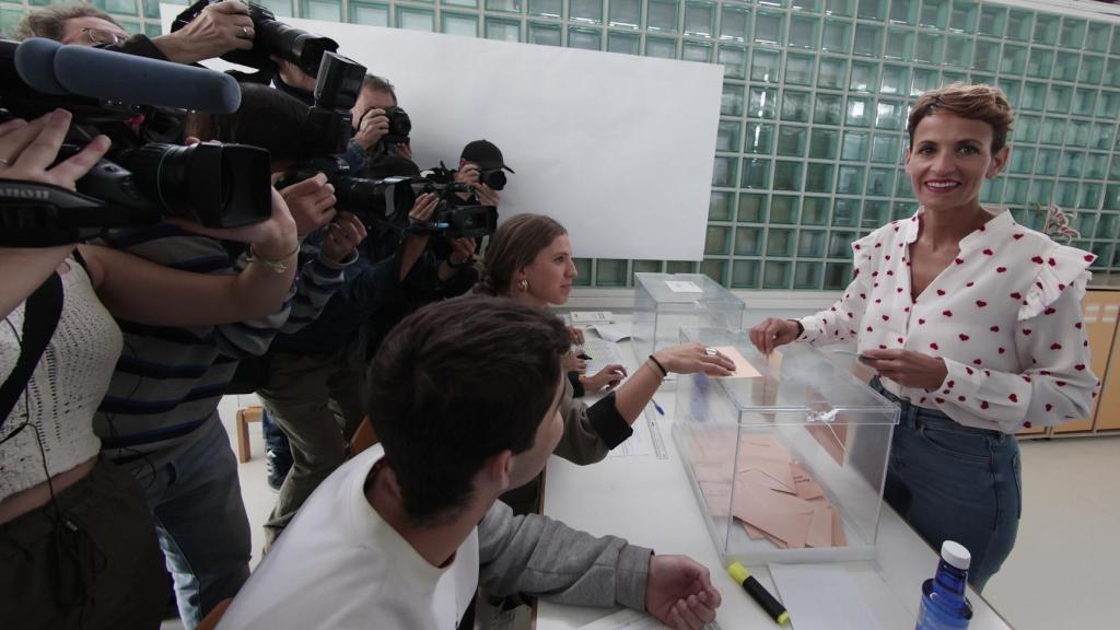María Chivite, actual presidenta de Navarra, en el momento de votar este domingo.