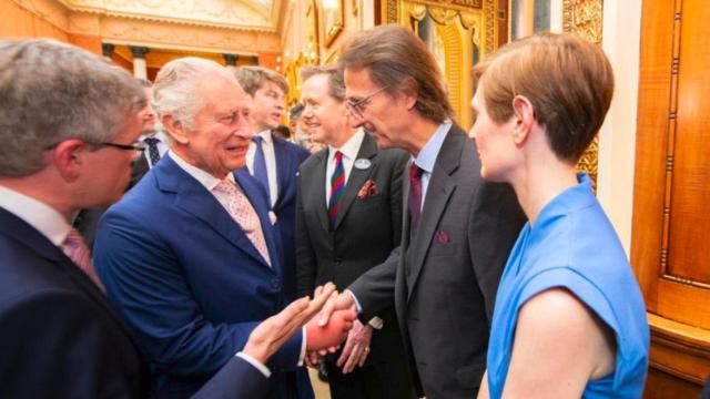 Pitcairn, cuyo alcalde es Simon Young (c-d), es uno de los lugares más alejados y solitarios del mundo, situado en mitad del Pacífico, a más de 5.000 kilómetros de Nueva Zelanda o la isla de Pascua