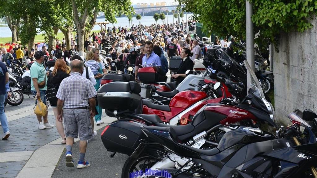 Motos aparcadas a lo largo del paseo de Xuvia en la pasada edición