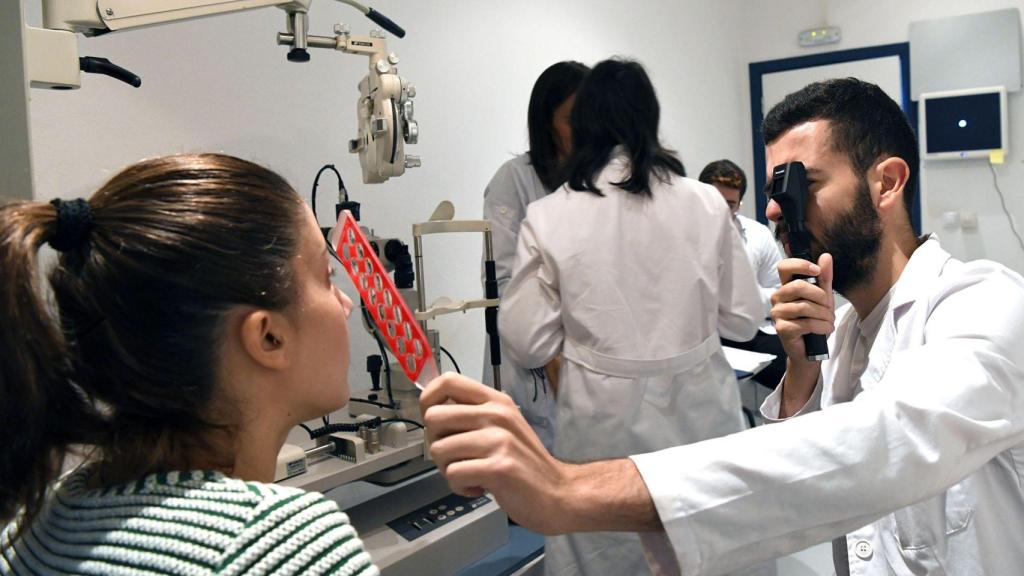 Estudiantes haciendo prácticas en la clínica de la facultad