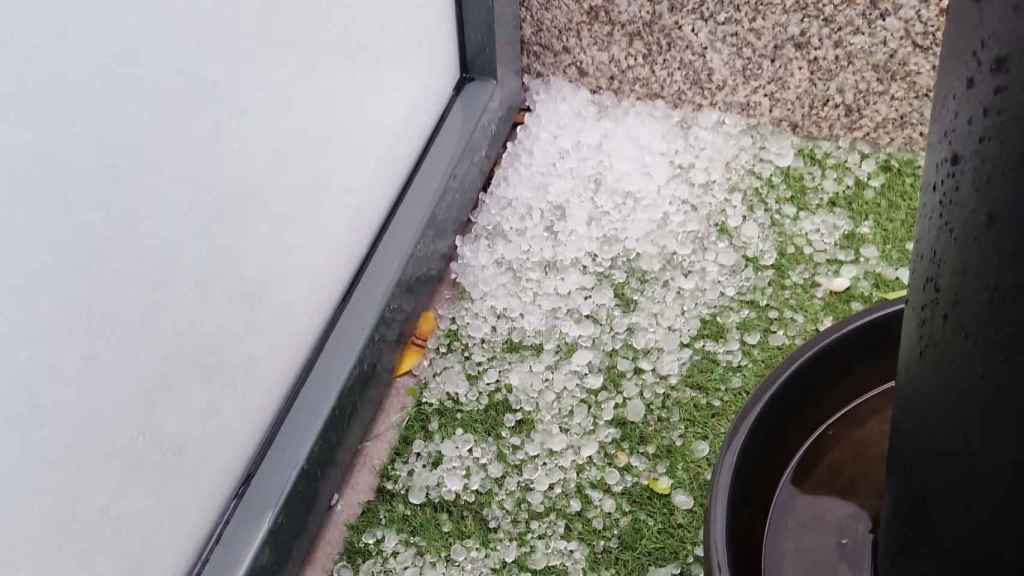 Imagen del granizo tomada en una vivienda de Ourense esta tarde.