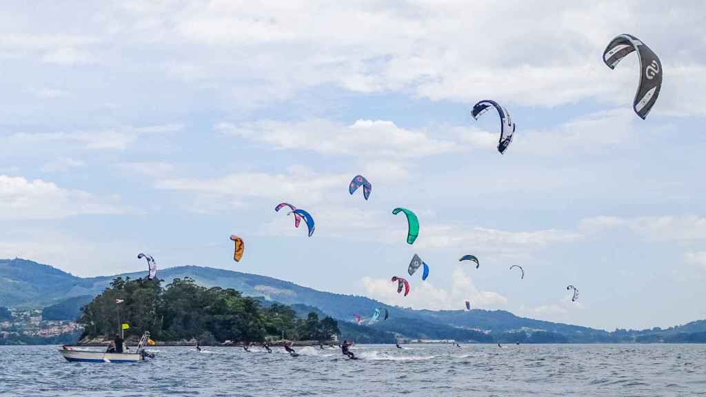 Campeonato gallego de kitesurf en Cesantes.