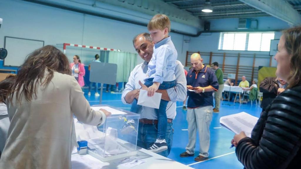 Ángel Moldes (PP) acude a las urnas en Poio (Pontevedra).