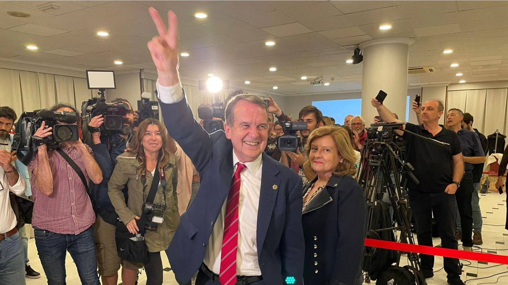 Abel Caballero hace el símbolo de la victoria a su entrada en el salón del Bahía.