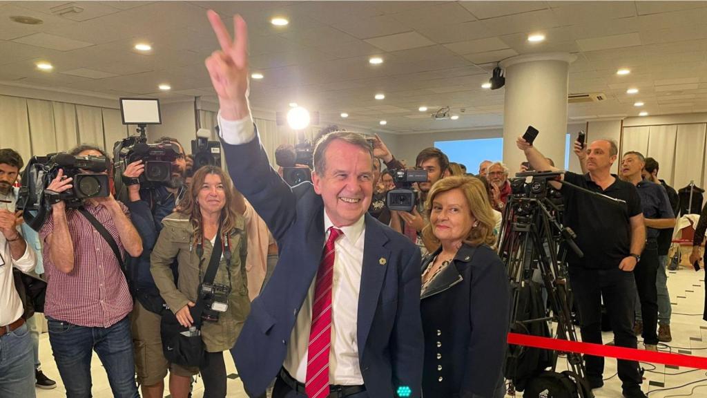Abel Caballero hace el símbolo de la victoria a su entrada en el salón del Bahía.
