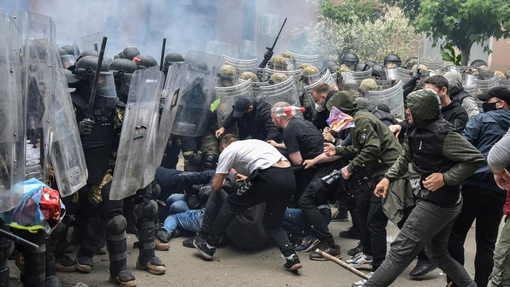 Soldados de la Fuerza de Kosovo de la OTAN (KFOR) chocan con manifestantes serbokosovares locales en la ciudad de Zvecan.