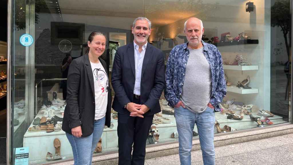 Manuel Heredia, en el centro, visita acompañado del personal la tienda Dadá, en Vigo.