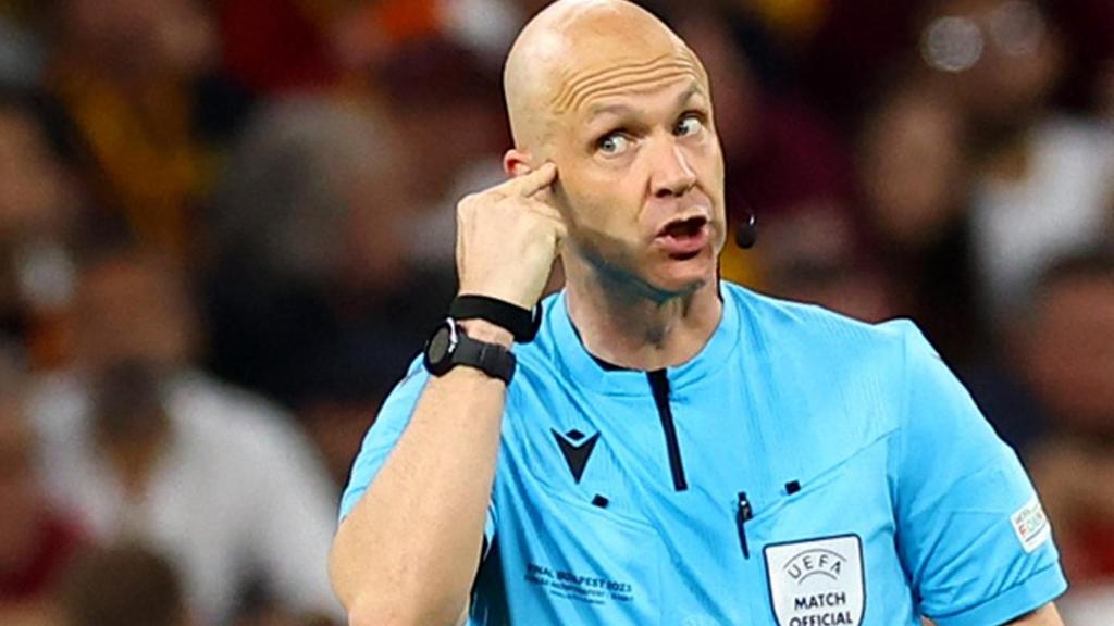 El árbitro inglés Anthony Taylor, durante la final de la Europa League 2022/2023