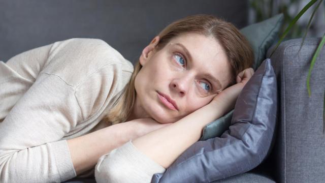 Mujer de 40 años preocupada en su casa.