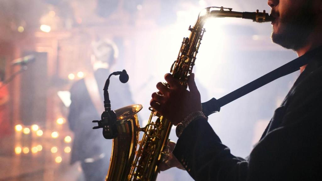 Músico tocando el saxofón.