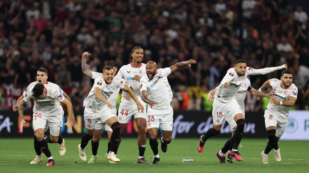 Los jugadores del Sevilla, celebrando la Europa League 2022/2023