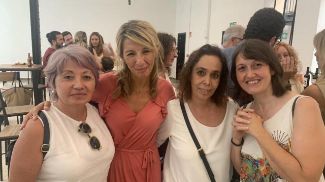 Yolanda Díaz y Helena Galán en el centro de la imagen. Foto: Twitter.