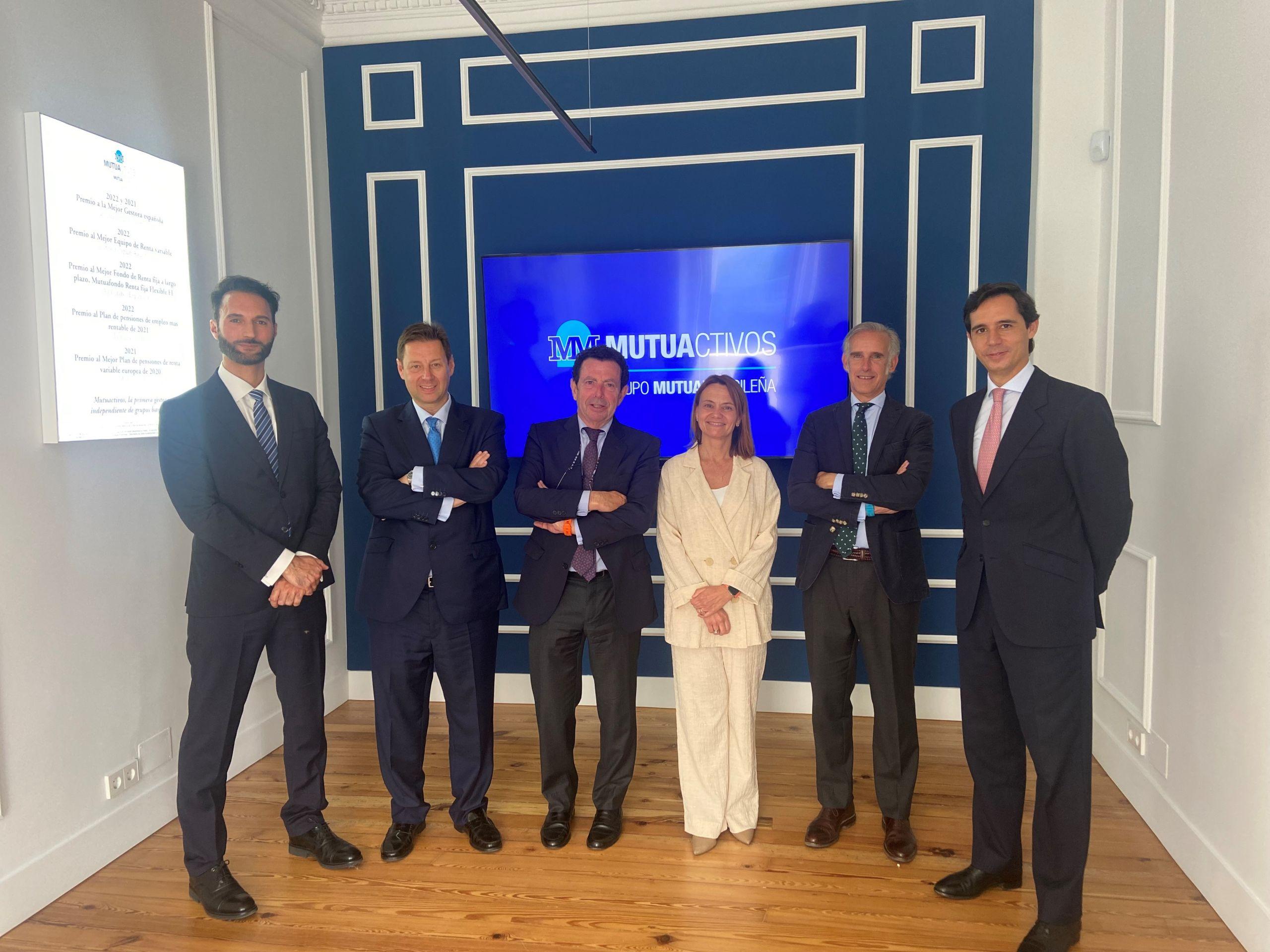 Juan Aznar (centro) con el equipo de Mutuactivos