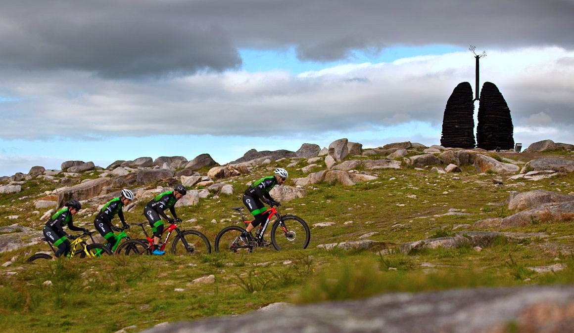 Ciclistas en el entorno de los Pulmones de Chandebrito. Foto: Mountain Bike