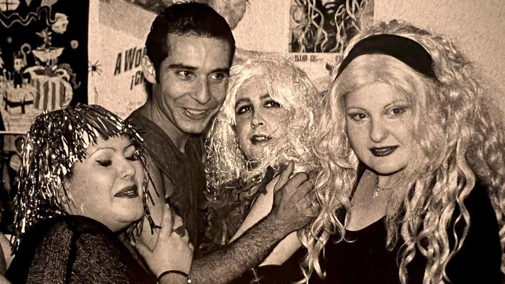 Amelia, Luis, Areces y Pepa en la fiesta de Rafaella Carrà la noche que conoció a Ernesto Sevilla,