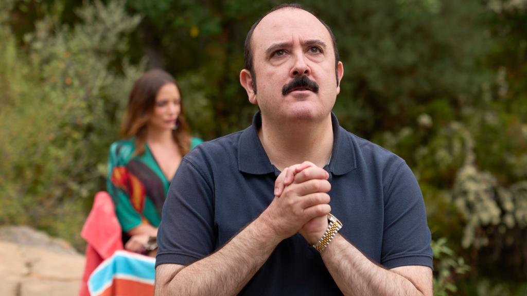 Carlos Areces, interpretando a Juan José Soler en 'El Pueblo'. Detrás la actriz María Hervás, que interpreta a Amaya.