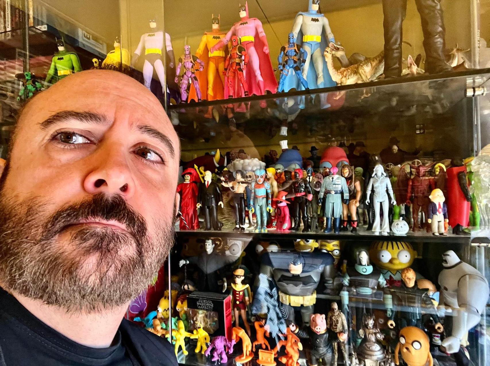 Carlos Areces, mostrando una de sus amplias colecciones. En este caso, la de figuras.