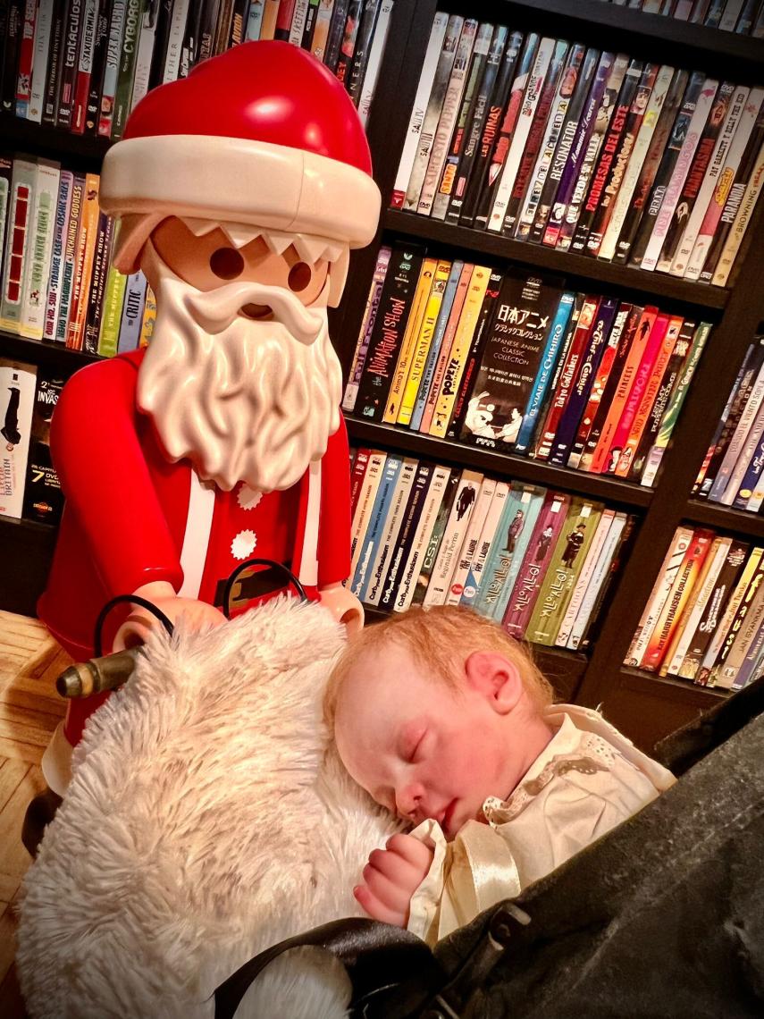 Carlos Areces tiene en su colección un Playmobil de 60 cm vestido de Papá Noel sujetando un carrito de bebé de Reborn.