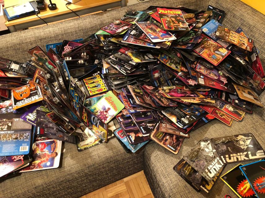 Decenas de figuras sin abrir de la colección de Carlos Areces.