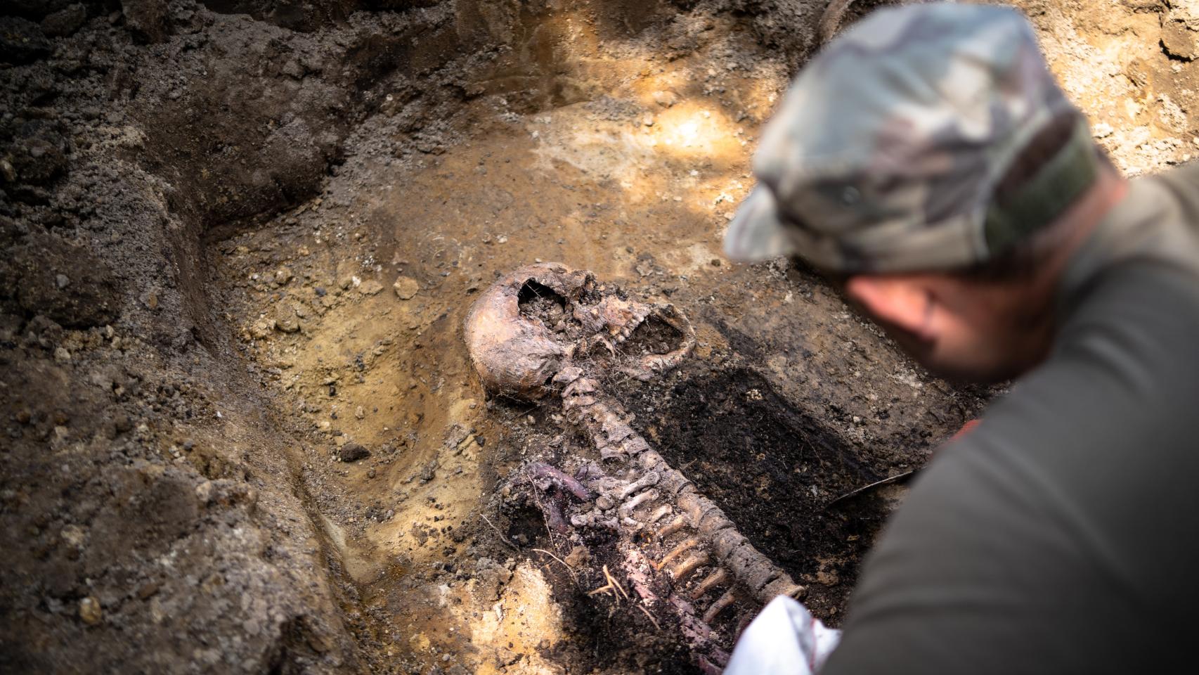 A 1.000 kilómetros del frente y las salas de tortura rusas, las exhumaciones también se han convertido en parte de la guerra.