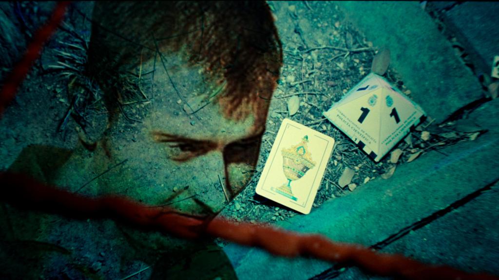 El retrato de Alfredo Galán, el asesino de la baraja, junto a la primera carta que dejó en uno de sus crímenes.