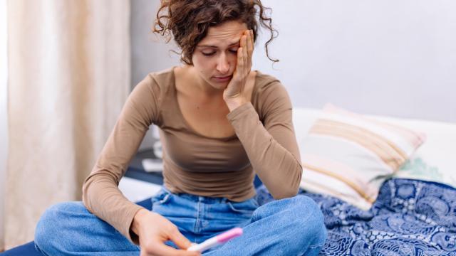Una mujer triste porque no consigue quedarse embarazada.