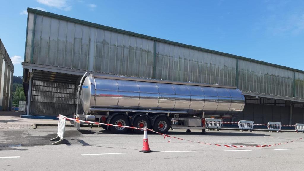 Una de las cisternas con agua potable que ha colocado el Concello de Betanzos.