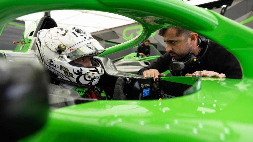 El ingeniero dando instrucciones al piloto Han Cenyu