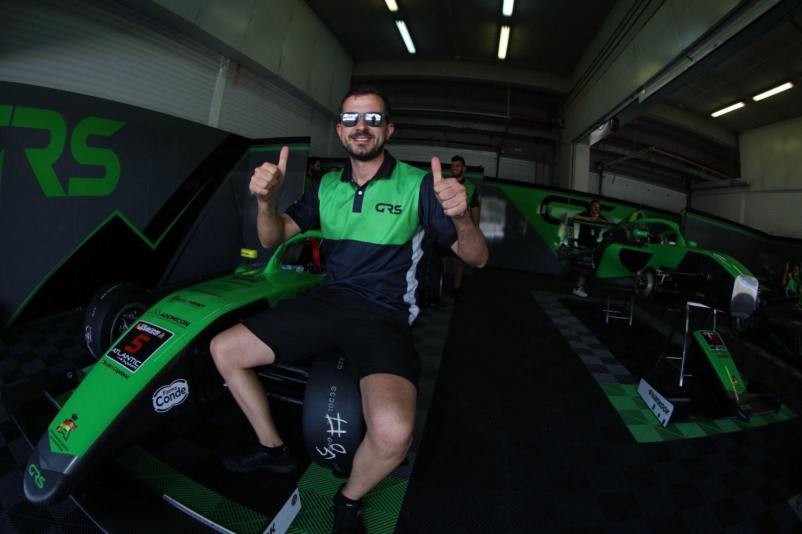 Álex en el box de GRS Team sobre un fórmula 4. Imagen cedida por Álex Verde