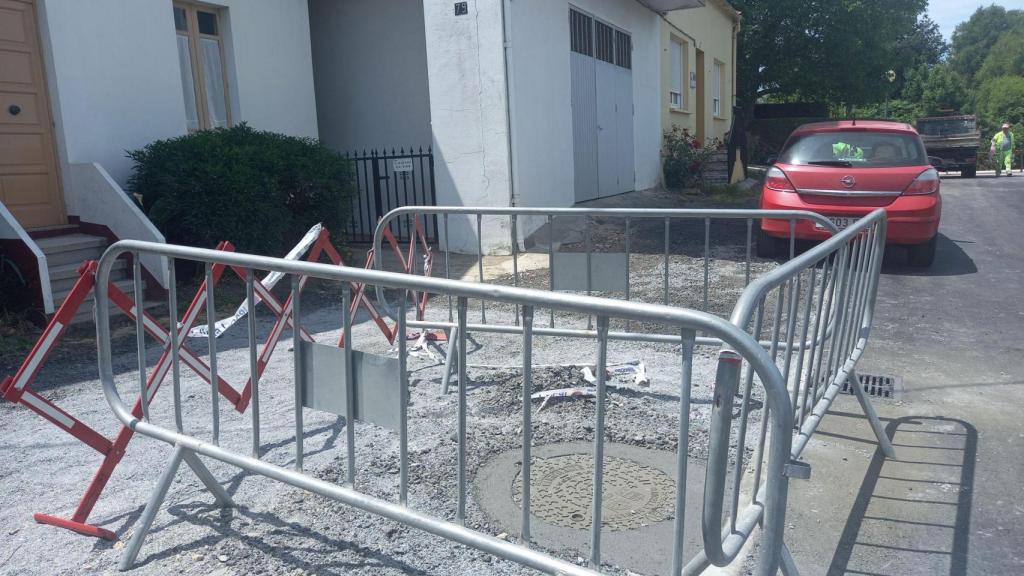 Estado actual de la alcantarilla, provista desde esta mañana con tapa